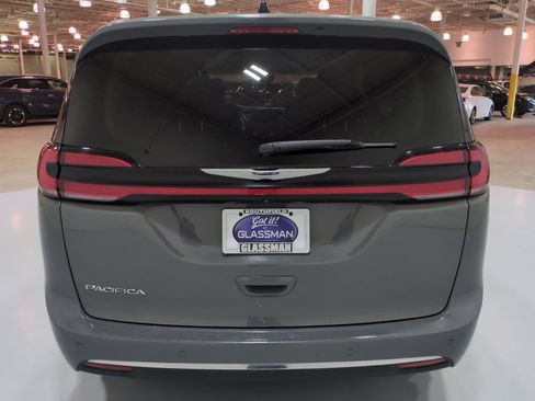 Used 2023 Chrysler Pacifica Touring-L FWD image 4