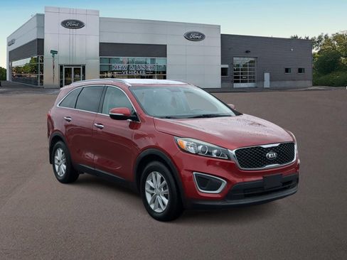 Used 2017 Kia Sorento LX w/ LX Convenience Package image 2