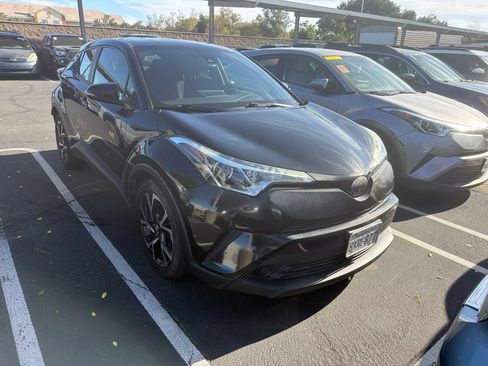 Used 2018 Toyota C-HR XLE FWD image 2