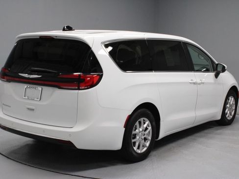 Used 2023 Chrysler Pacifica Touring-L FWD image 11