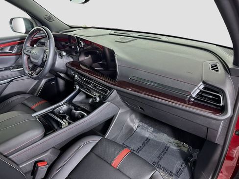 Used 2025 Chevrolet Traverse RS image 31