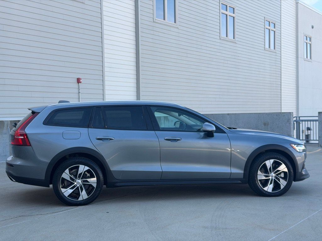 Used 2020 Volvo V60 T5 Cross Country AWD/4WD image 2