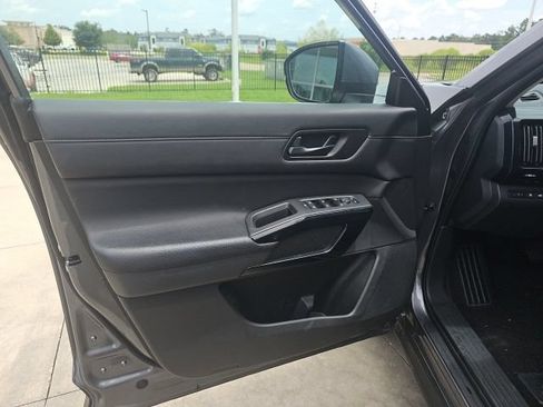 Used 2025 Nissan Pathfinder SV FWD image 11