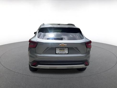 Used 2025 Chevrolet Trax LT FWD image 12