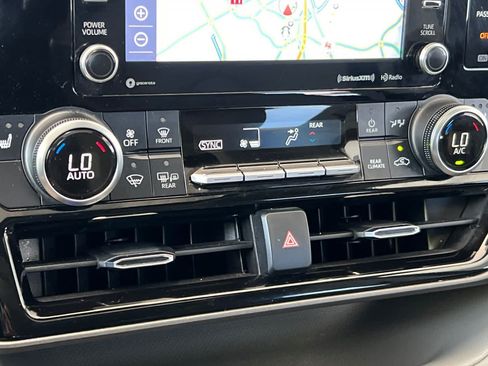 Used 2021 Toyota Highlander XLE AWD/4WD image 24