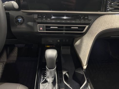 Used 2025 Toyota Camry XLE image 12