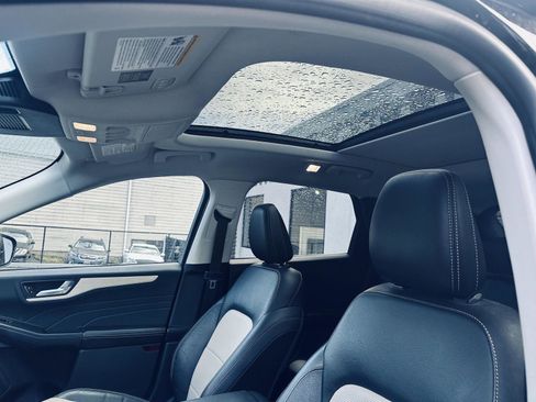 Used 2022 Ford Escape Titanium w/ Titanium Premium Package image 4