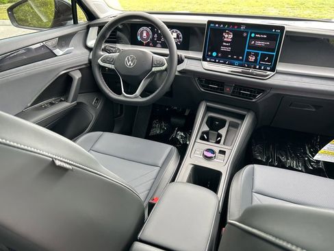 New 2026 Volkswagen Tiguan SE FWD image 9