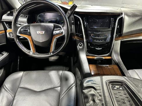 Used 2017 Cadillac Escalade Luxury AWD/4WD image 32