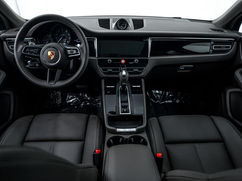 Certified 2025 Porsche Macan image 12