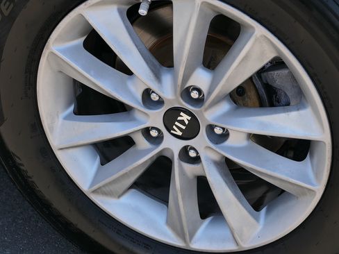 Used 2019 Kia Sorento FWD image 9