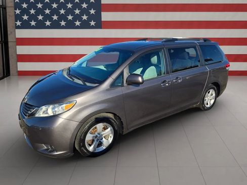 Used 2013 Toyota Sienna LE image 64