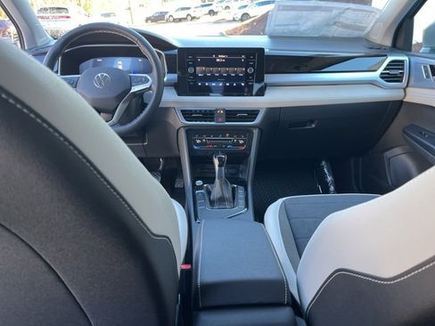 New 2026 Volkswagen Taos SE image 18