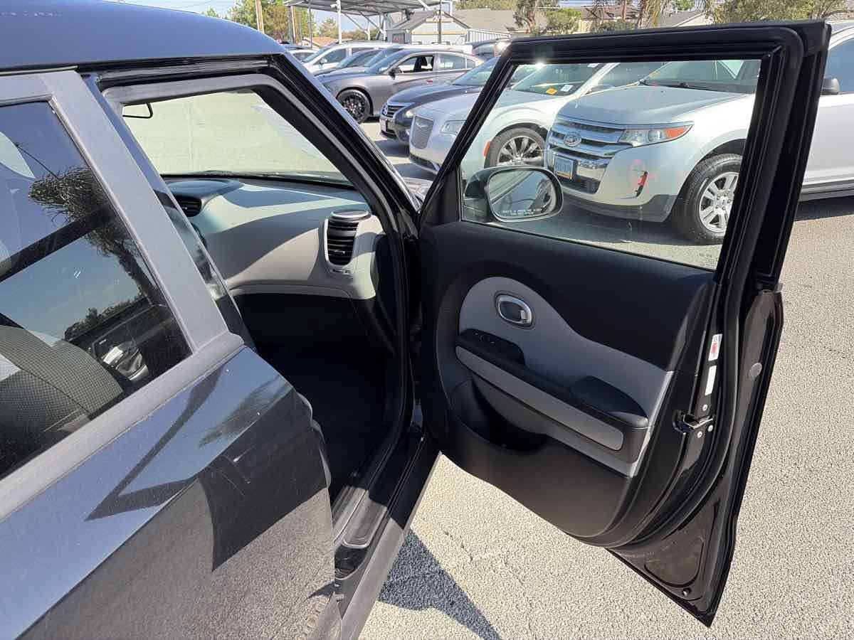 Used 2016 Kia Soul FWD image 26