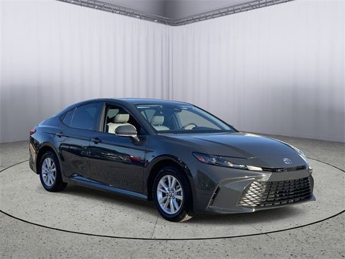 Used 2025 Toyota Camry LE image 5