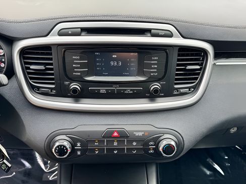 Used 2017 Kia Sorento FWD image 9
