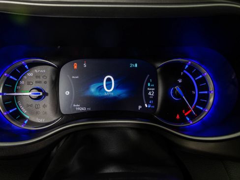 Used 2024 Chrysler Pacifica Limited FWD image 34