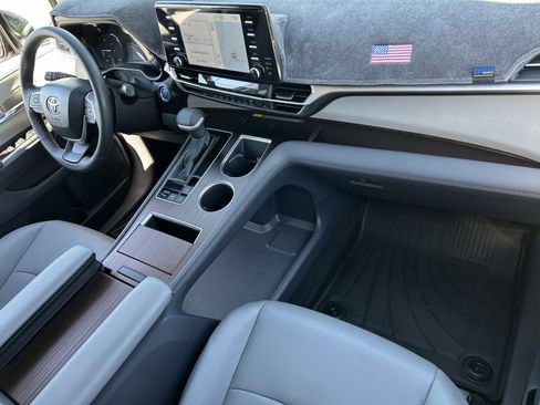 Used 2023 Toyota Sienna XLE w/ XLE Plus Package image 12