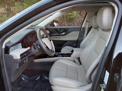 Used 2020 Lincoln Corsair AWD w/ Premium Package image 9