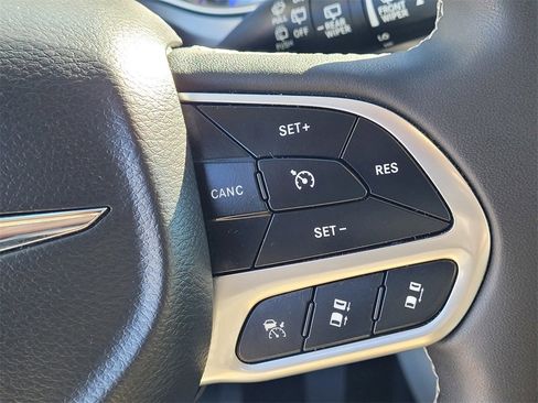 Used 2024 Chrysler Pacifica Touring-L image 16