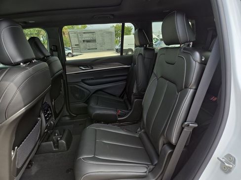 New 2025 Jeep Grand Cherokee L Limited w/ Trailer Tow Package AWD/4WD image 15