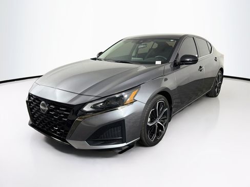 Used 2024 Nissan Altima 2.5 SR FWD image 3