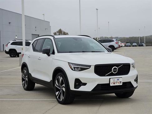 Used 2024 Volvo XC40 B5 Plus w/ Climate Package image 2