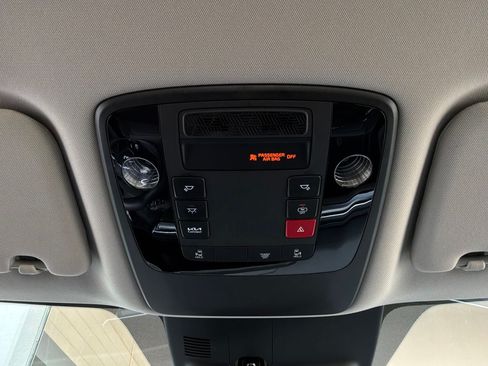 Used 2026 Kia Carnival FWD image 18