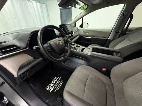 Used 2024 Toyota Sienna LE AWD/4WD image 11