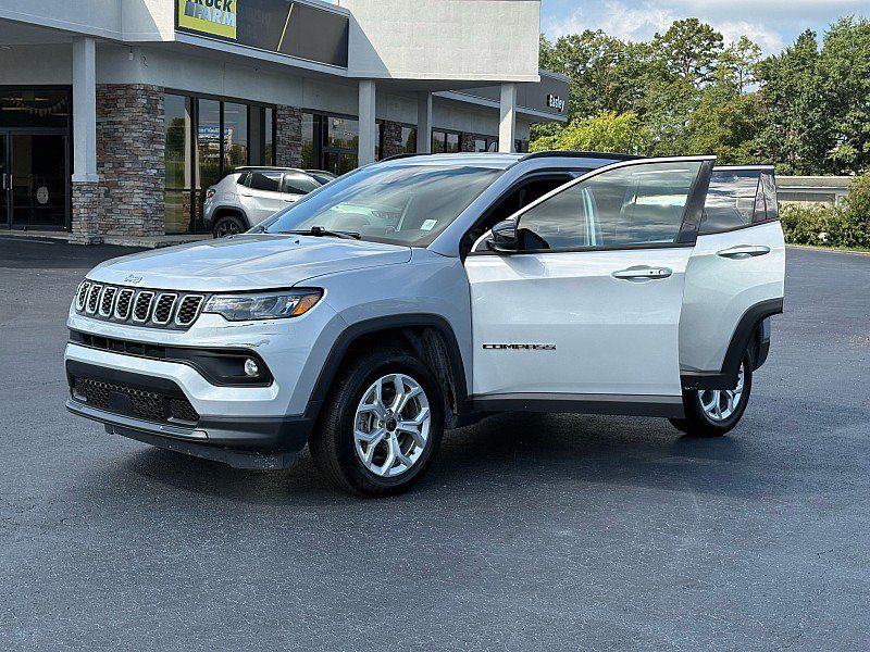 Used 2025 Jeep Compass Latitude AWD/4WD image 8