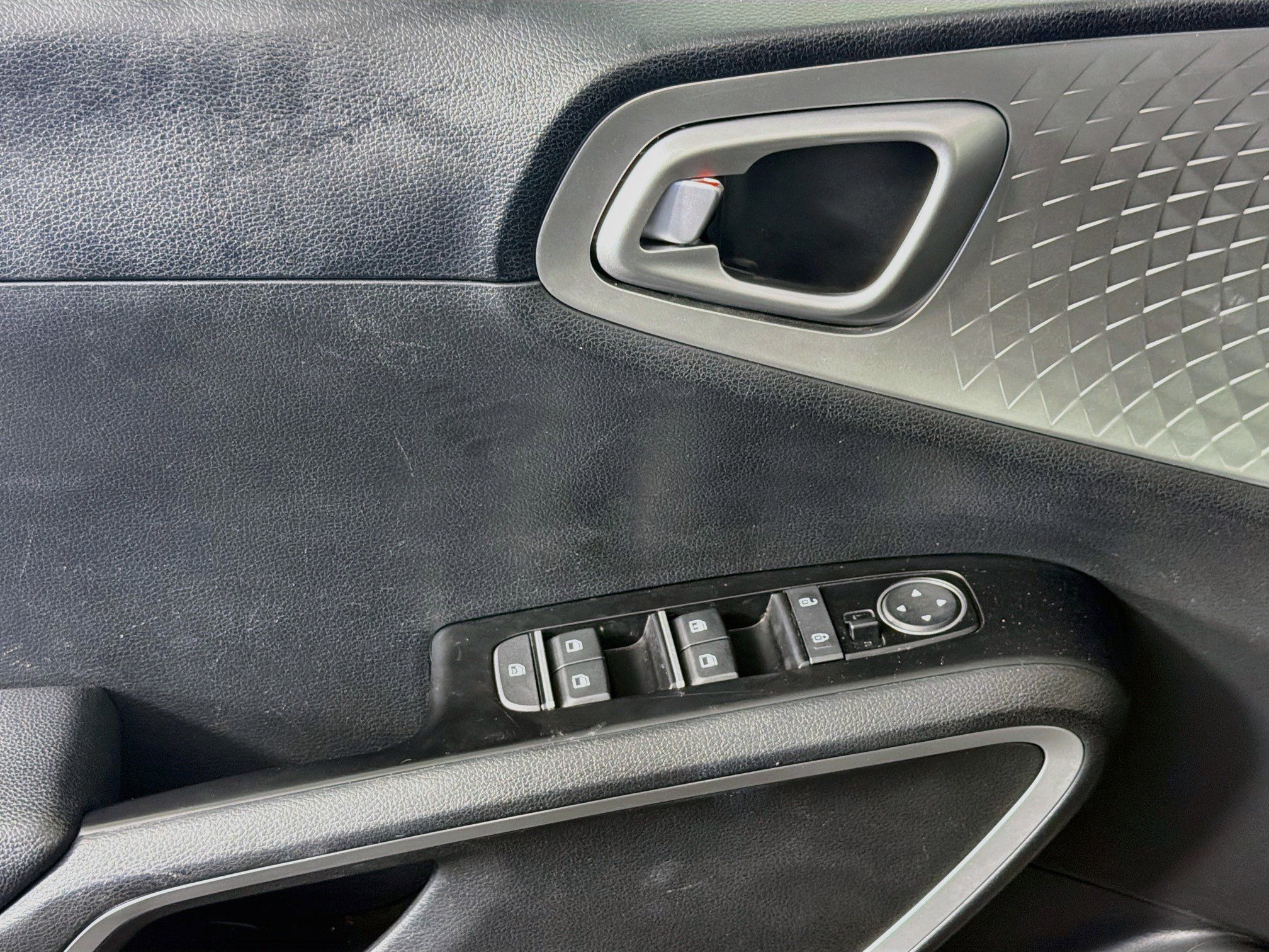 Used 2025 Kia Soul LX w/ LX Technology Package FWD image 15