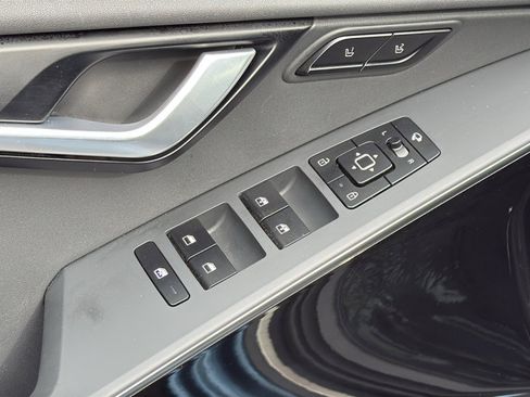 Used 2024 Kia Niro SX Touring image 22