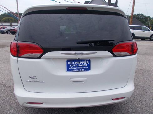Used 2017 Chrysler Pacifica Touring FWD image 4