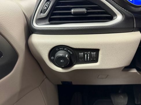 Used 2024 Chrysler Pacifica Limited FWD image 19