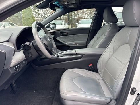 Used 2022 Toyota Avalon Limited image 12