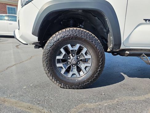 Used 2023 Toyota Tacoma TRD Off-Road w/ Technology Package AWD/4WD image 10