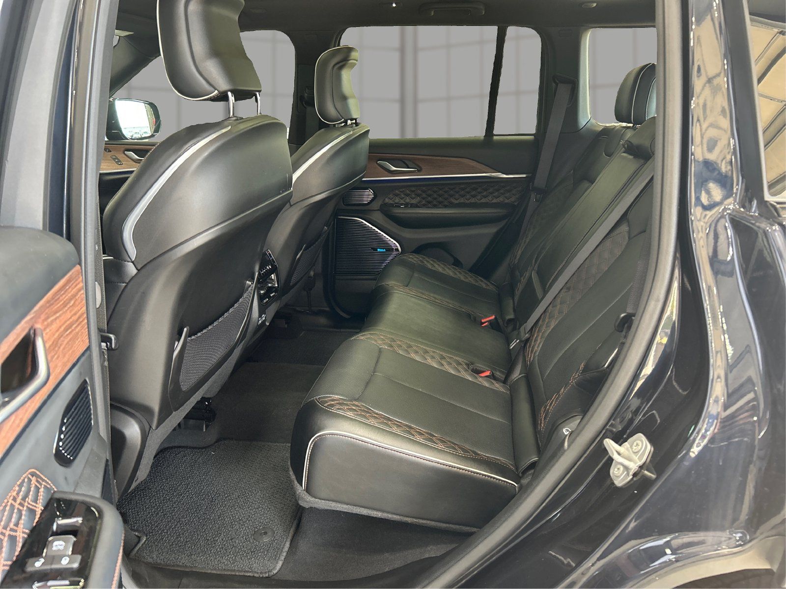 Used 2023 Jeep Grand Cherokee Summit AWD/4WD image 10