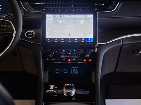 New 2025 Jeep Grand Cherokee L Limited w/ Luxury Tech Group II image 21