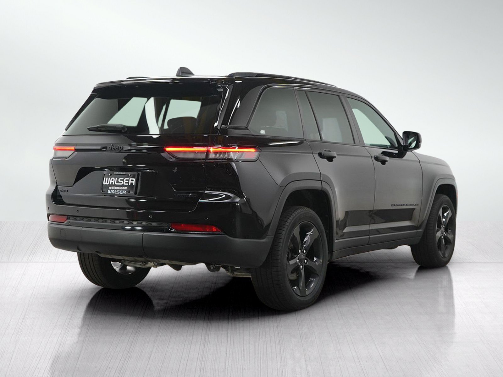 Used 2025 Jeep Grand Cherokee Limited w/ Black Appearance Package AWD/4WD image 5