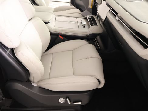 New 2026 Lincoln Navigator Premiere AWD/4WD image 14