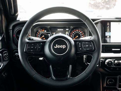 Used 2025 Jeep Gladiator Rubicon w/ Convenience Group AWD/4WD image 26