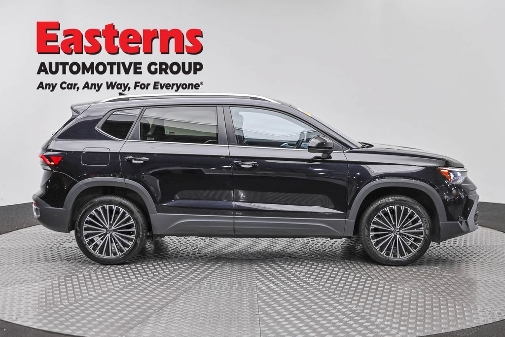 Used 2025 Volkswagen Taos SE FWD image 4