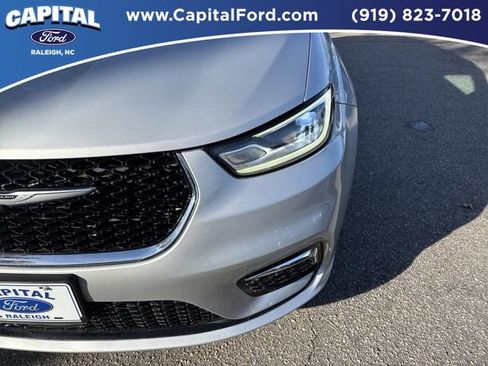 Used 2024 Chrysler Pacifica Touring-L image 11