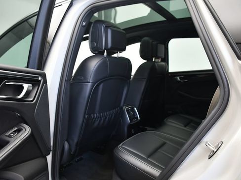 Certified 2024 Porsche Macan AWD/4WD image 39