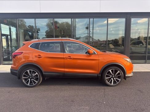 Used 2017 Nissan Rogue Sport SL image 2