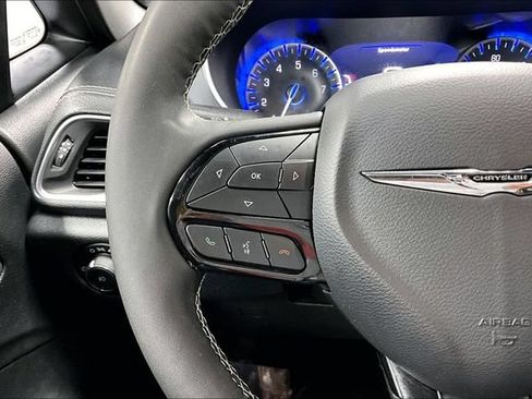 Used 2025 Chrysler Pacifica Limited FWD image 12
