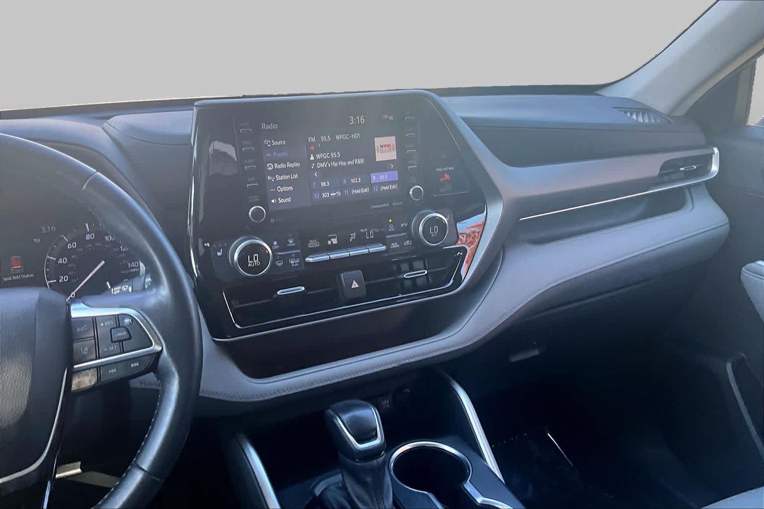 Used 2020 Toyota Highlander XLE AWD/4WD image 7