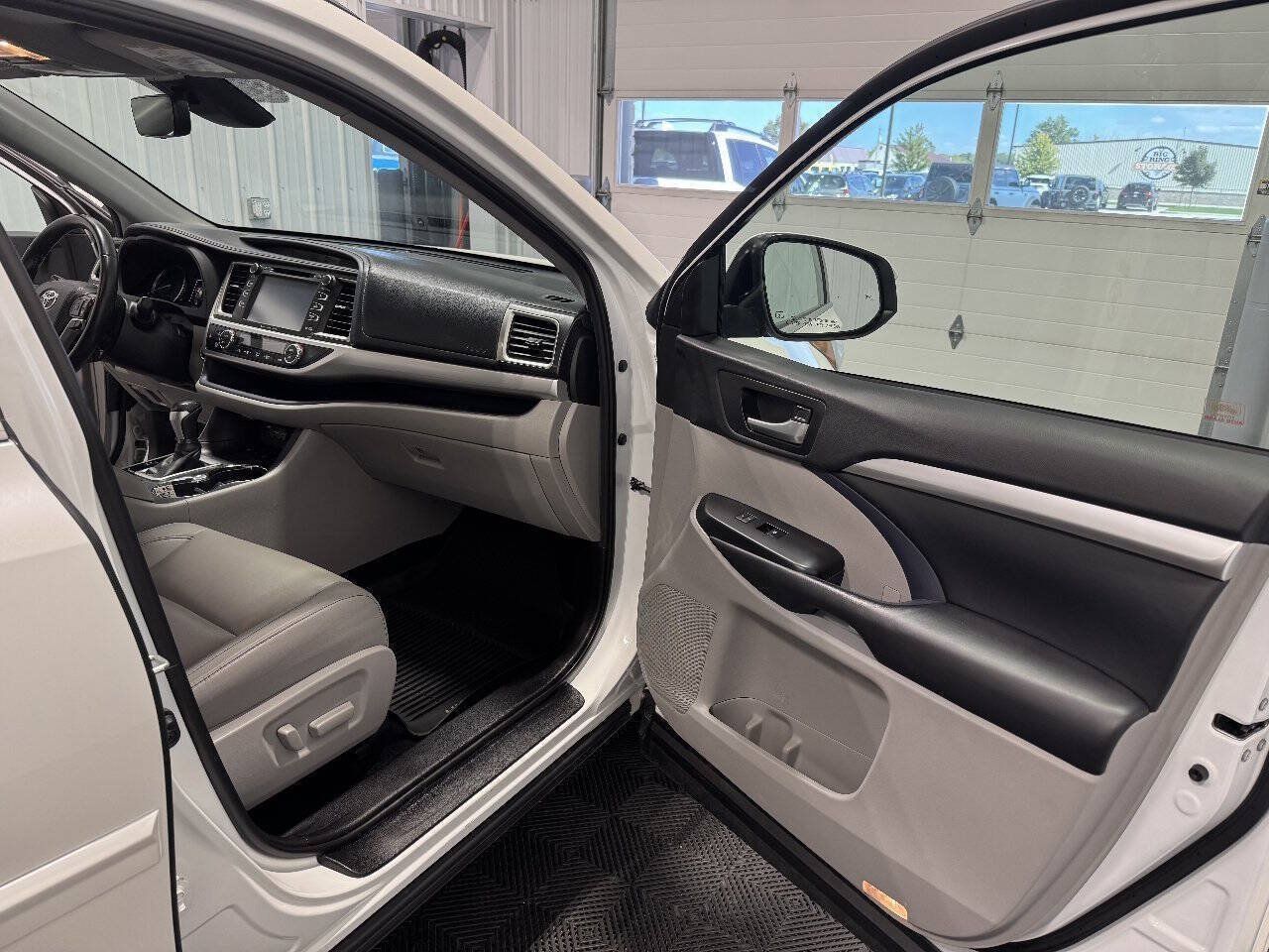 Used 2019 Toyota Highlander XLE AWD/4WD image 19