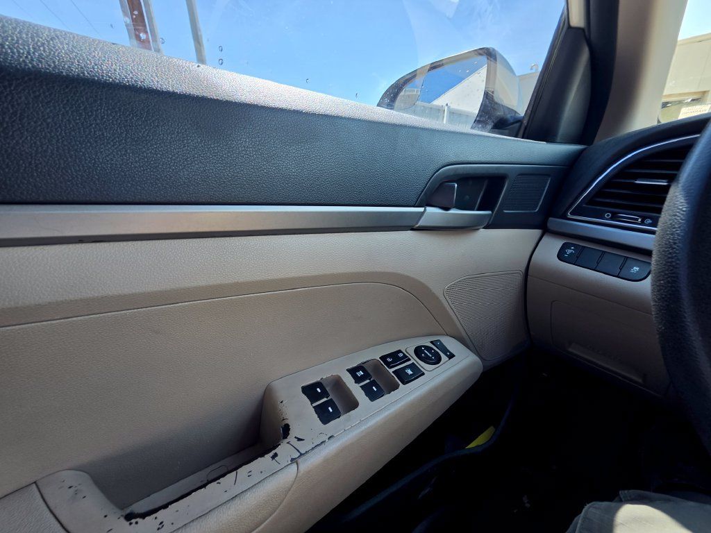 Used 2018 Hyundai Elantra SE w/ Cargo Package FWD image 14