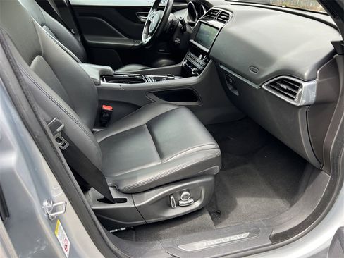 Used 2020 Jaguar F-PACE Premium image 11